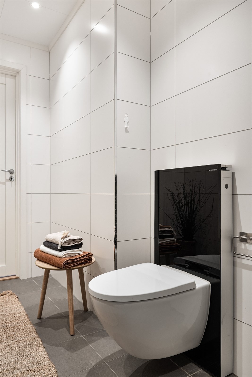 Baderommet er også utstyrt med veggmontert toalett. Galleribilde