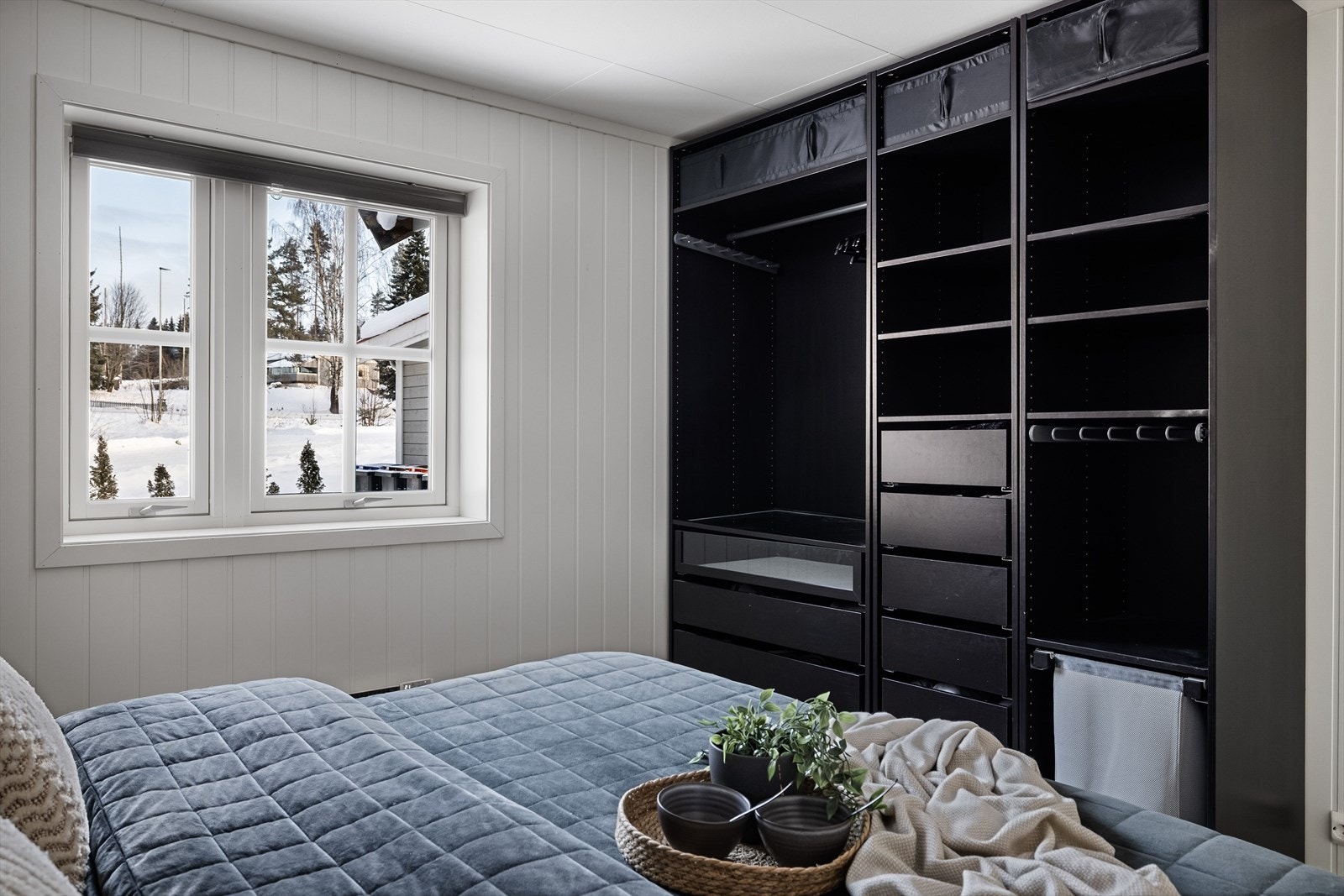 På soverommet er det naturlig plass til dobbeltseng med tilhørende nattbord, samt god oppbevaringsplass i åpen garderobeløsning. Galleribilde