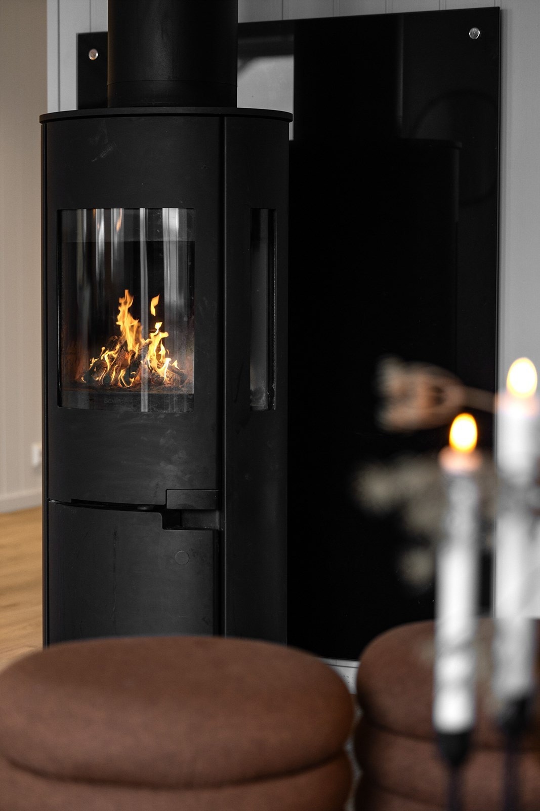 Som et fint midtpunkt i stuen er det en moderne vedovn som både gir god varme og bidrar til ekstra hygge. Galleribilde