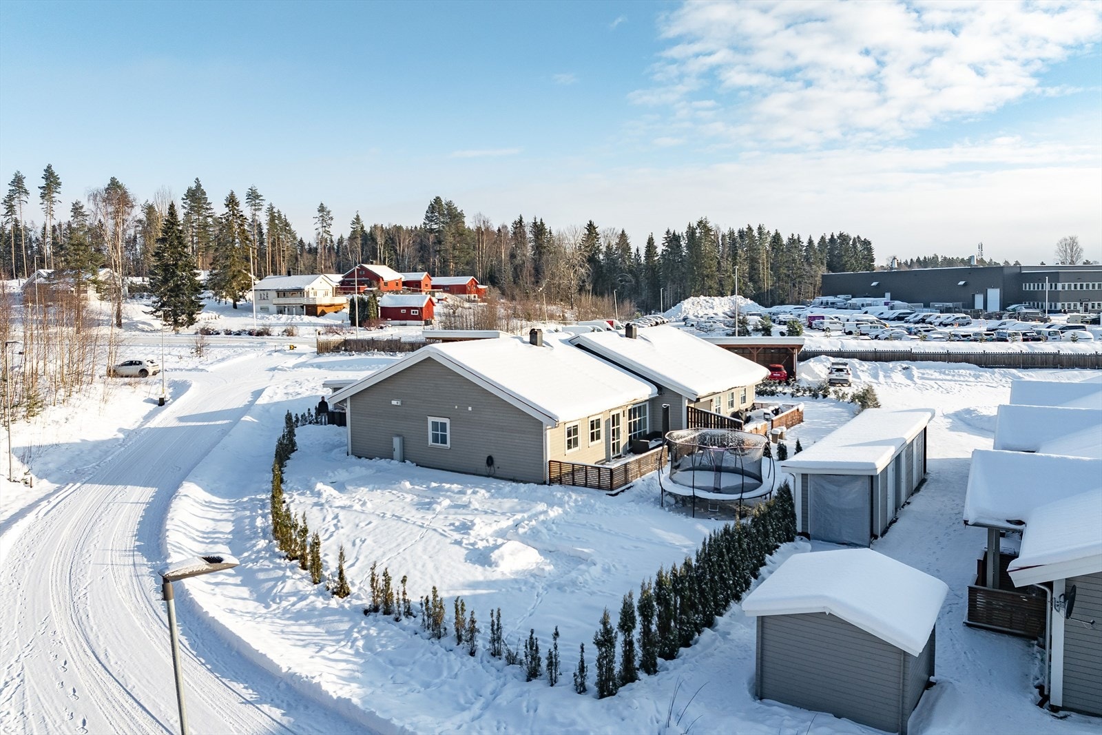 Eiendommen ligger i et rolig og veletablert boligområde ved Brenneriroa, som ligger ca. 3 km fra Løten sentrum. Fra eiendommen er det kort avstand til Lund barnehage og barneskole som ligger ca. 1,3 km unna. Kun ca. 700 meter til søndagsåpen matbutikk. Galleribilde