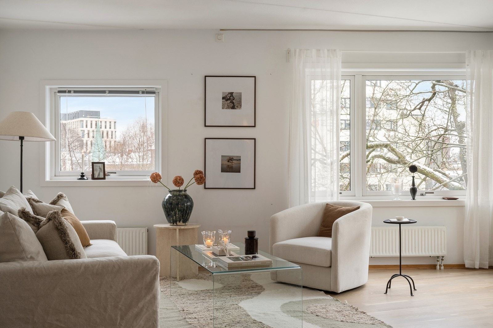 Gulvene er lagt med nyslipt trestavs eikeparkett og gir rommene et lyst preg. Galleribilde