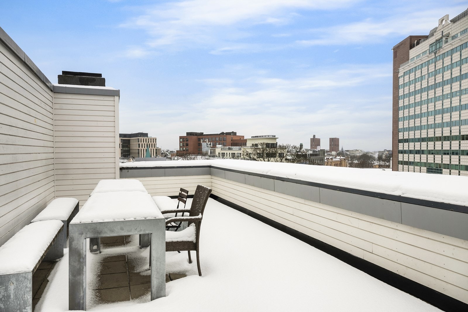 Stor felles takterrasse med hyggelige sittegrupper til glede for beboerne i sameiet. Galleribilde