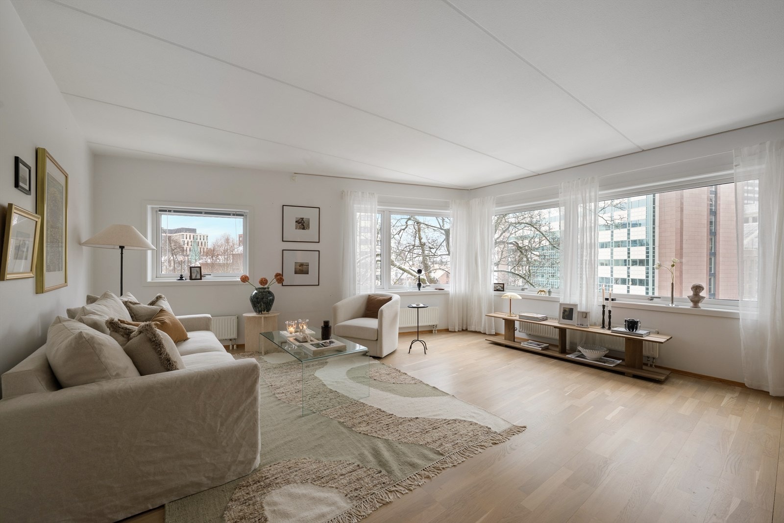 Store vinduer på to sider av stuen sørger for godt med naturlig lys og gir samtidig stuen en god atmosfære. Galleribilde