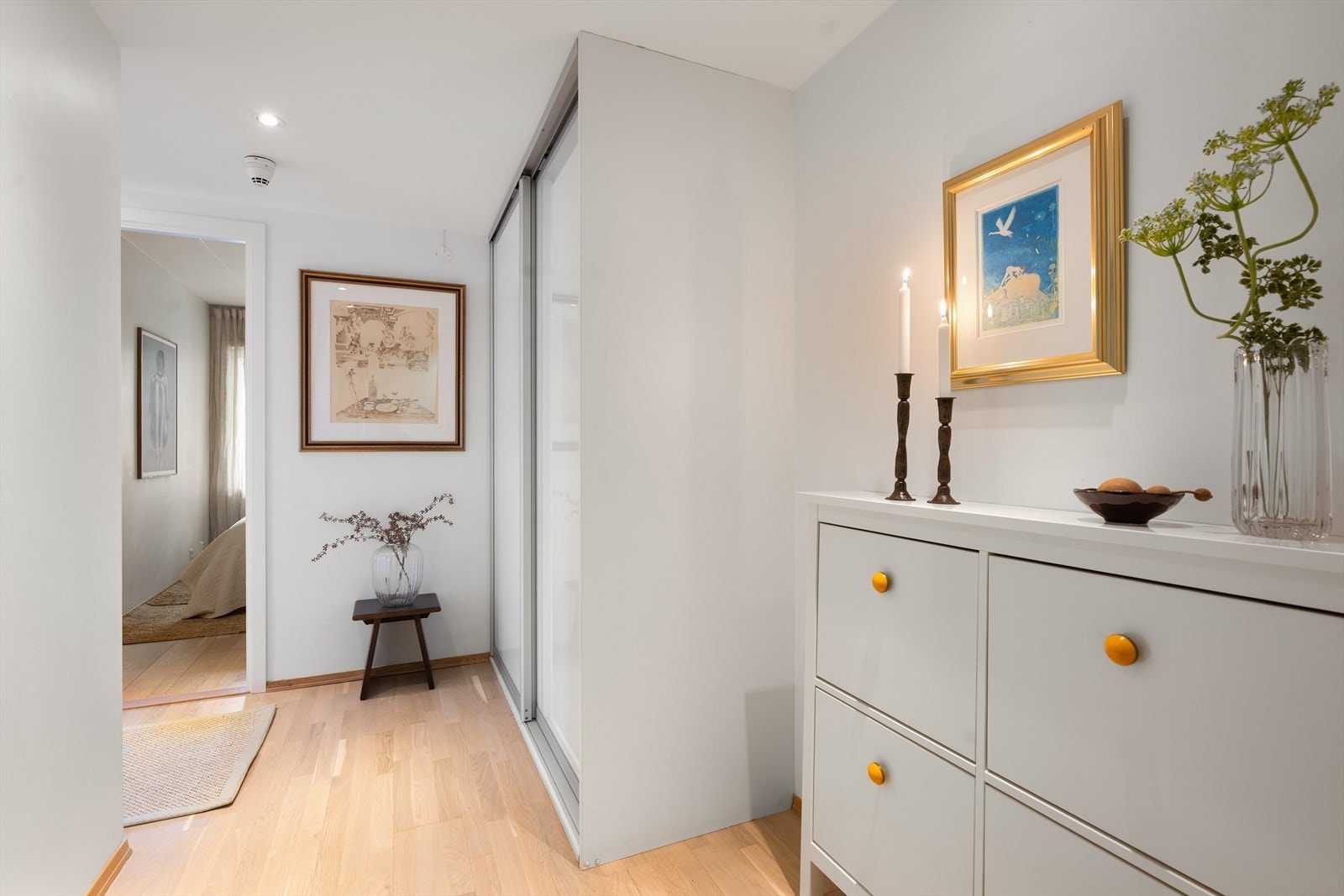 Romslig entré med god plass til oppbevaring av yttertøy og sko. Galleribilde