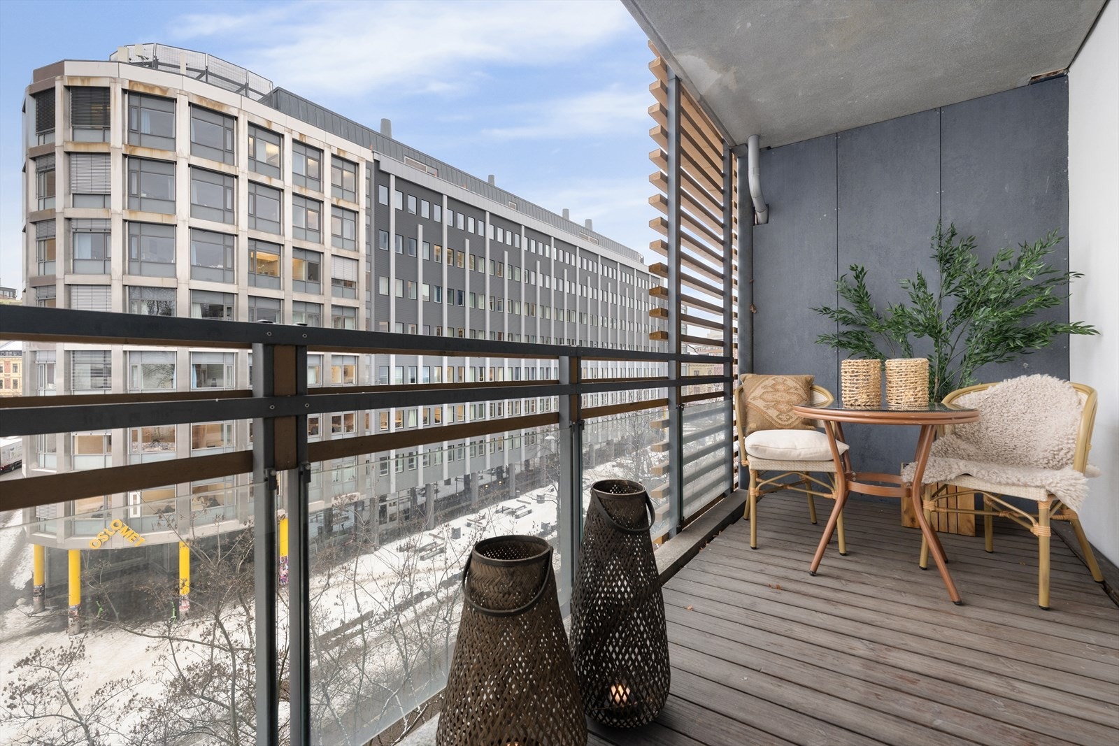 Balkongen er orientert mot sydvest, så her kan man nyte gode solforhold. Galleribilde