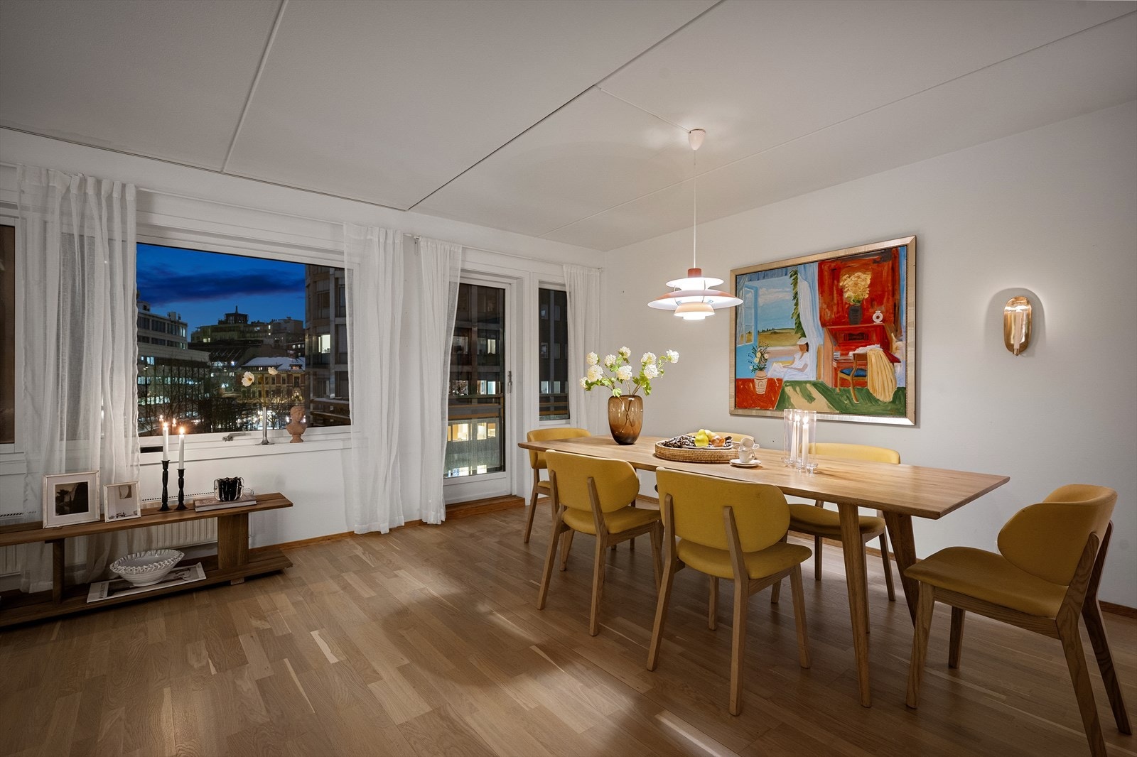 Fra stuen er det utgang til en romslig balkong på hele ca. 13 m². Galleribilde