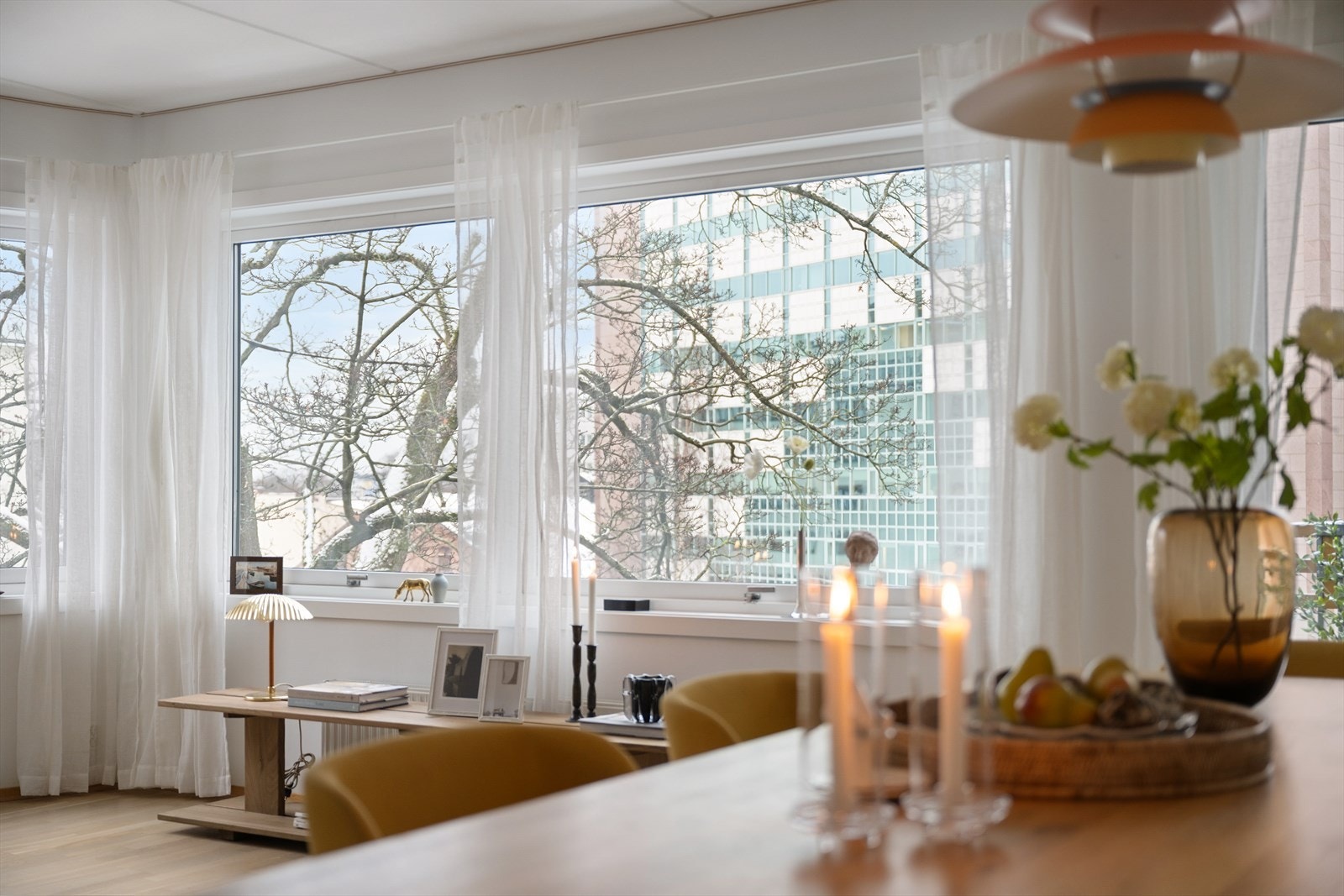 De store vindusflatene slipper inn rikelig med naturlig lys til rommet. Galleribilde