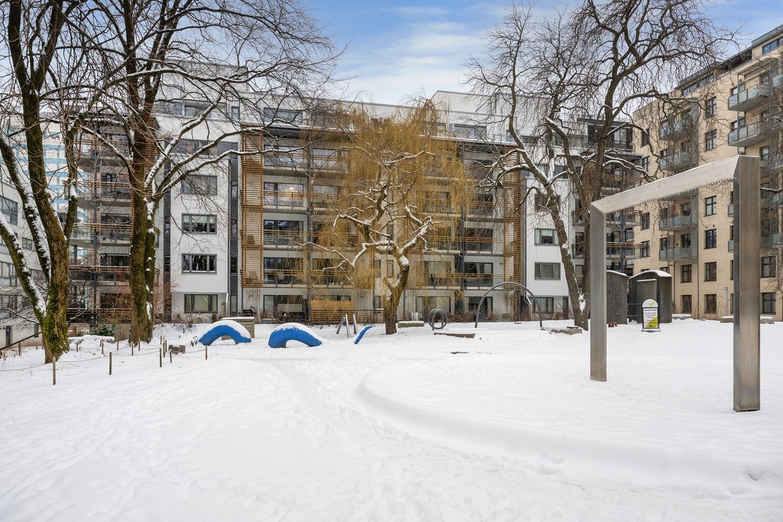 Sameiet har hyggelige fellesområder med rikelig av boltringsplass for både store og små. Galleribilde