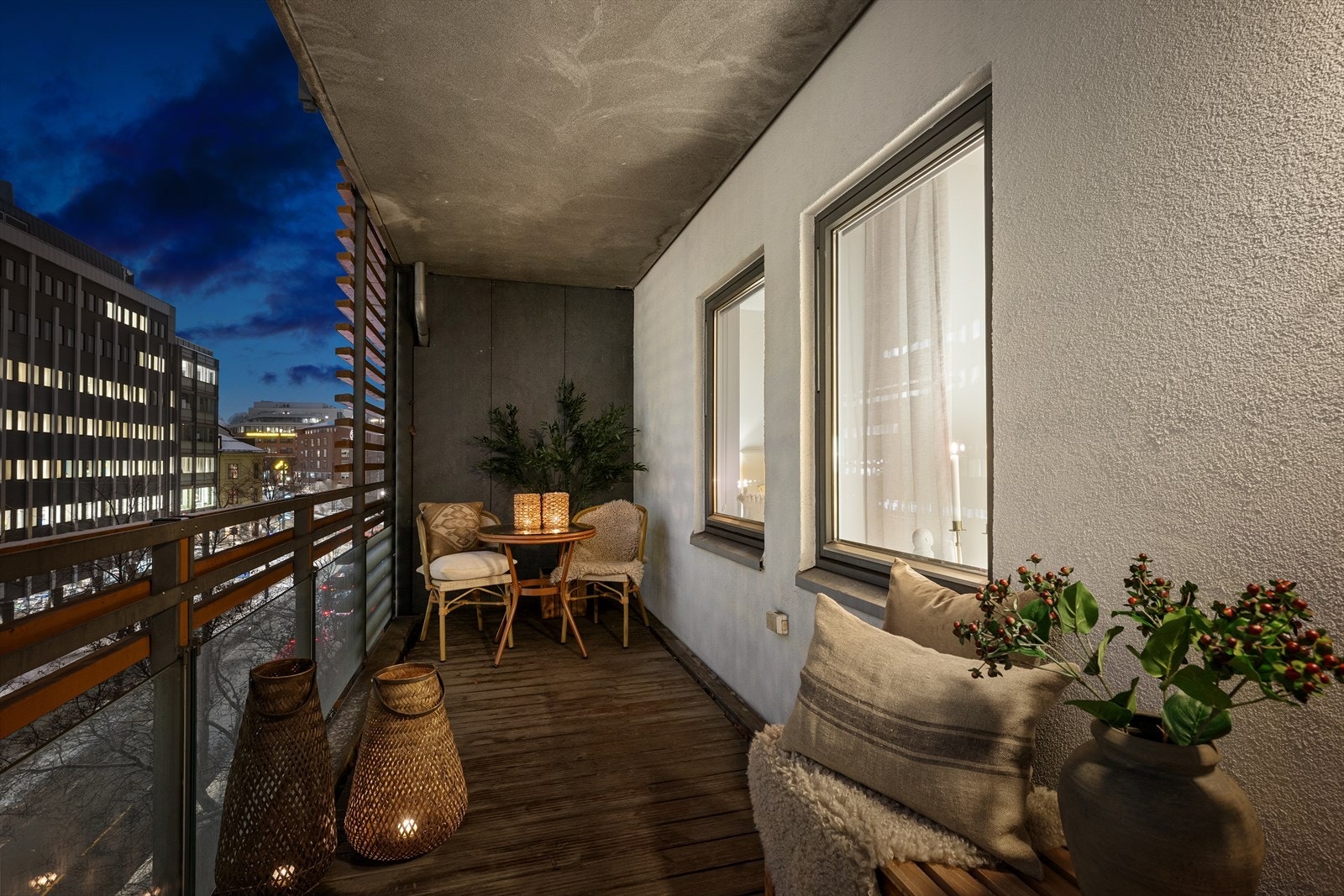 Balkongen er overbygget, slik at man også får glede av denne på regnværsdager. Galleribilde