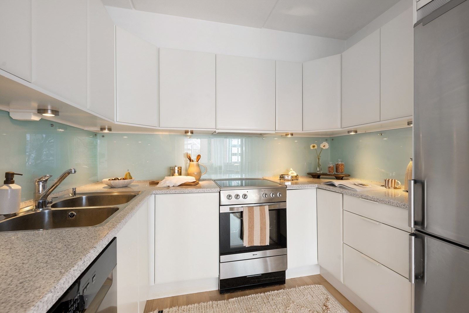 Kjøkkenet er utstyrt med hvitevarer som stekeovn med platetopp, oppvaskmaskin og kjøl/frys. Ventilator over kokesonen. Galleribilde