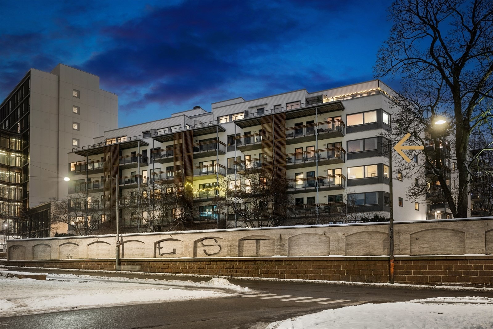 Leiligheten ligger i byggets 4 etasje på hjørnet med flott utsyn over nærområdet samtidig som den har en av de beste beliggenheten. Galleribilde