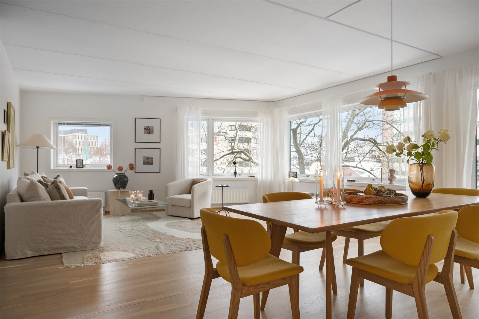 Rommet kan enkelt deles opp i ønskede soner og har flott utsyn. Galleribilde