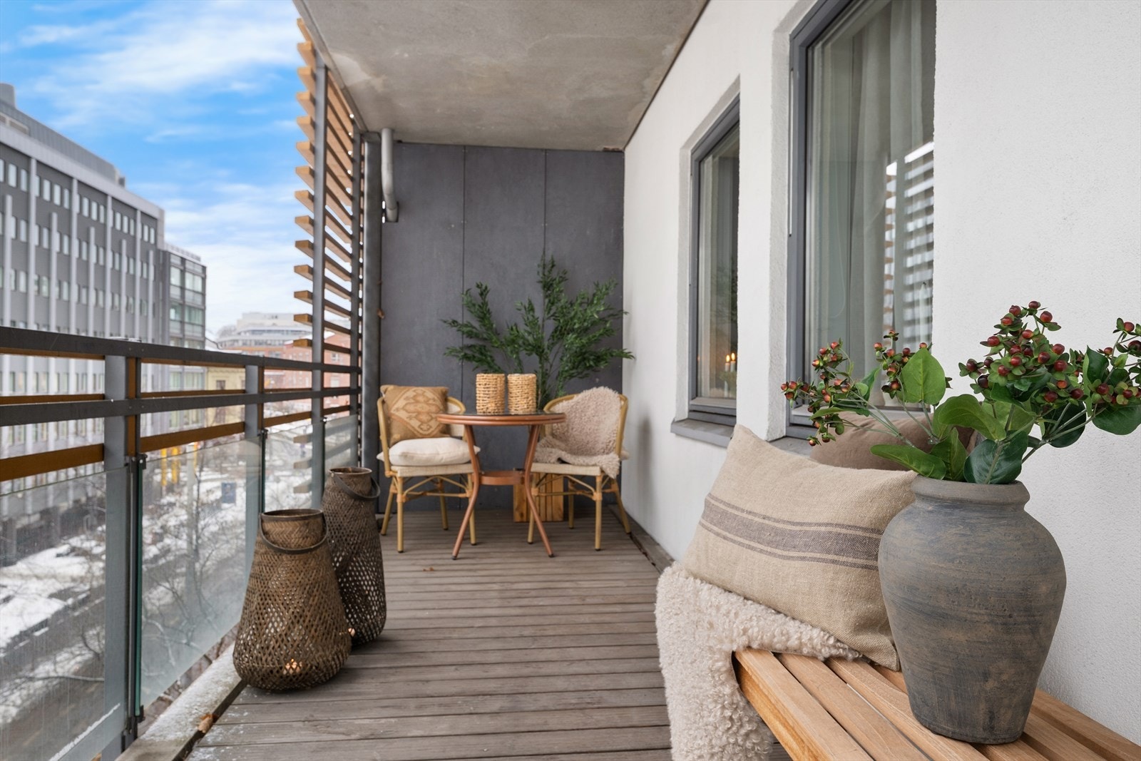 Her har du god plass til ønsket møblement. Leiligheten vender ut mot kontorbygg. Galleribilde