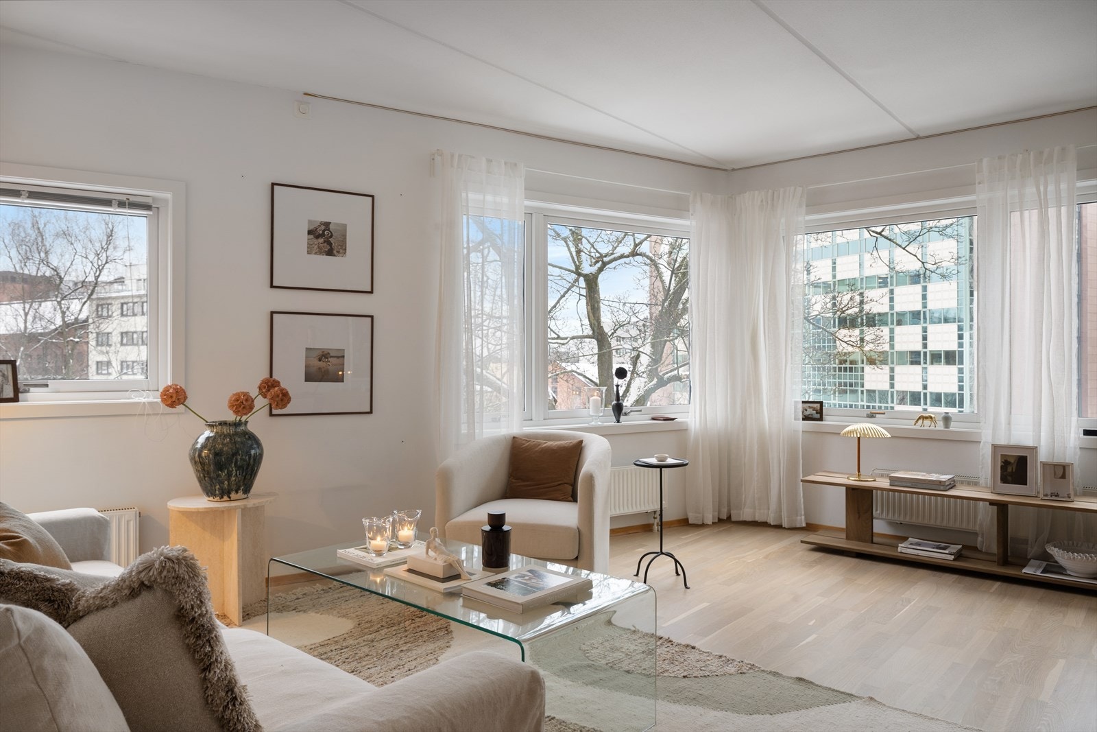 Leiligheten er oppvarmet ved fjernvarme, via radiatorer. Både varmtvann og oppvarming er inkludert i felleskostnadene. Galleribilde