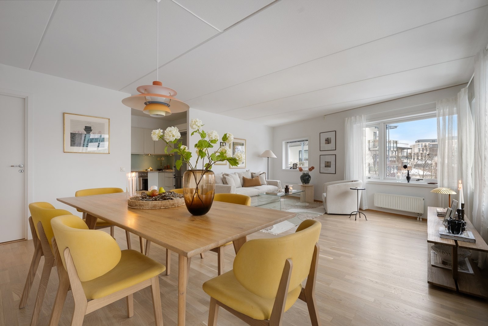 Leilighetens kjøkken ligger i praktisk åpen løsning mot stuen. Galleribilde