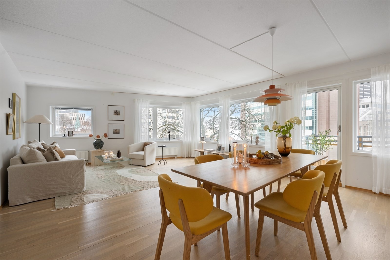 En lys og romslig hjørneleilighet i byggets 4 etg med en av de beste beliggenhetene i sameiet. Galleribilde