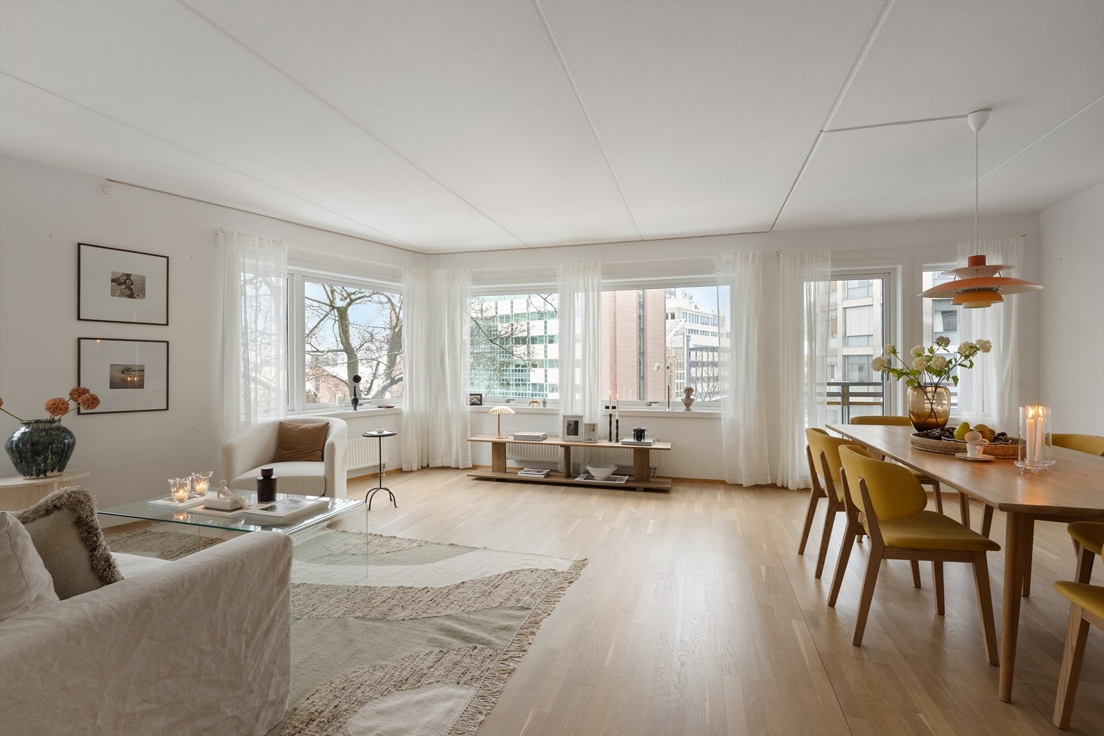 Stue er av god størrelse med god plass til både sofagruppe og øvrig møblement. Galleribilde