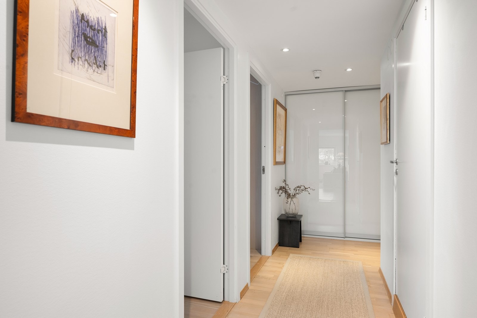 I entréen er det etablert et romslig garderobeskap med skyvedører som skaper god oppbevaring. Galleribilde