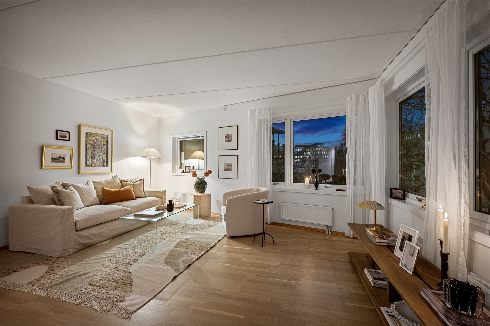 Hyggelig kveldsstemning i stuen. Galleribilde