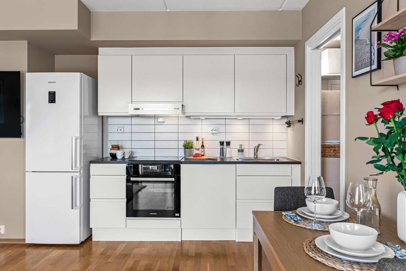 Lyst og funksjonelt kjøkken med både over- og underskap. Galleribilde