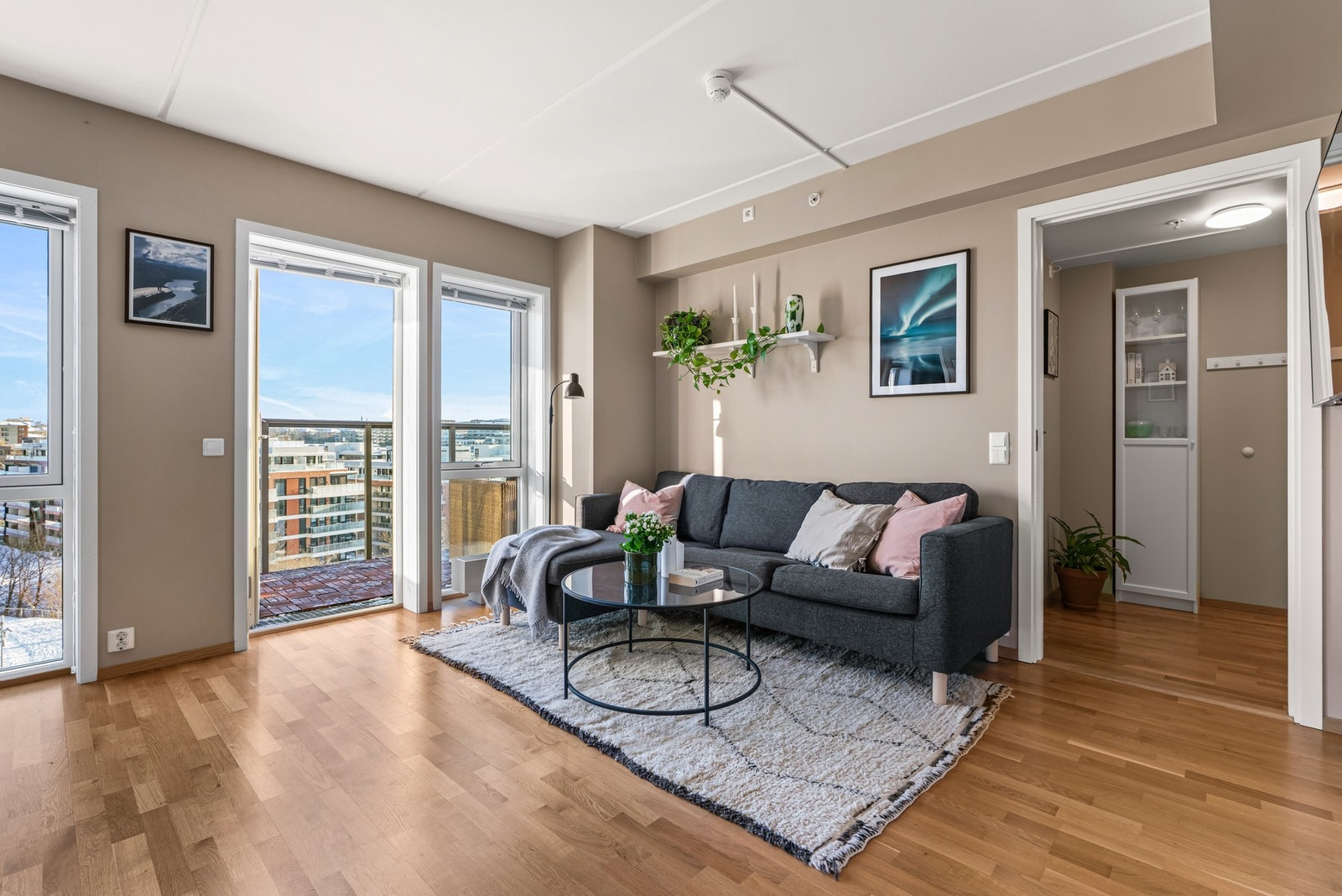 Hyggelig og lun stue med store vindusflater som sørger for en lys og luftig følelse. Galleribilde