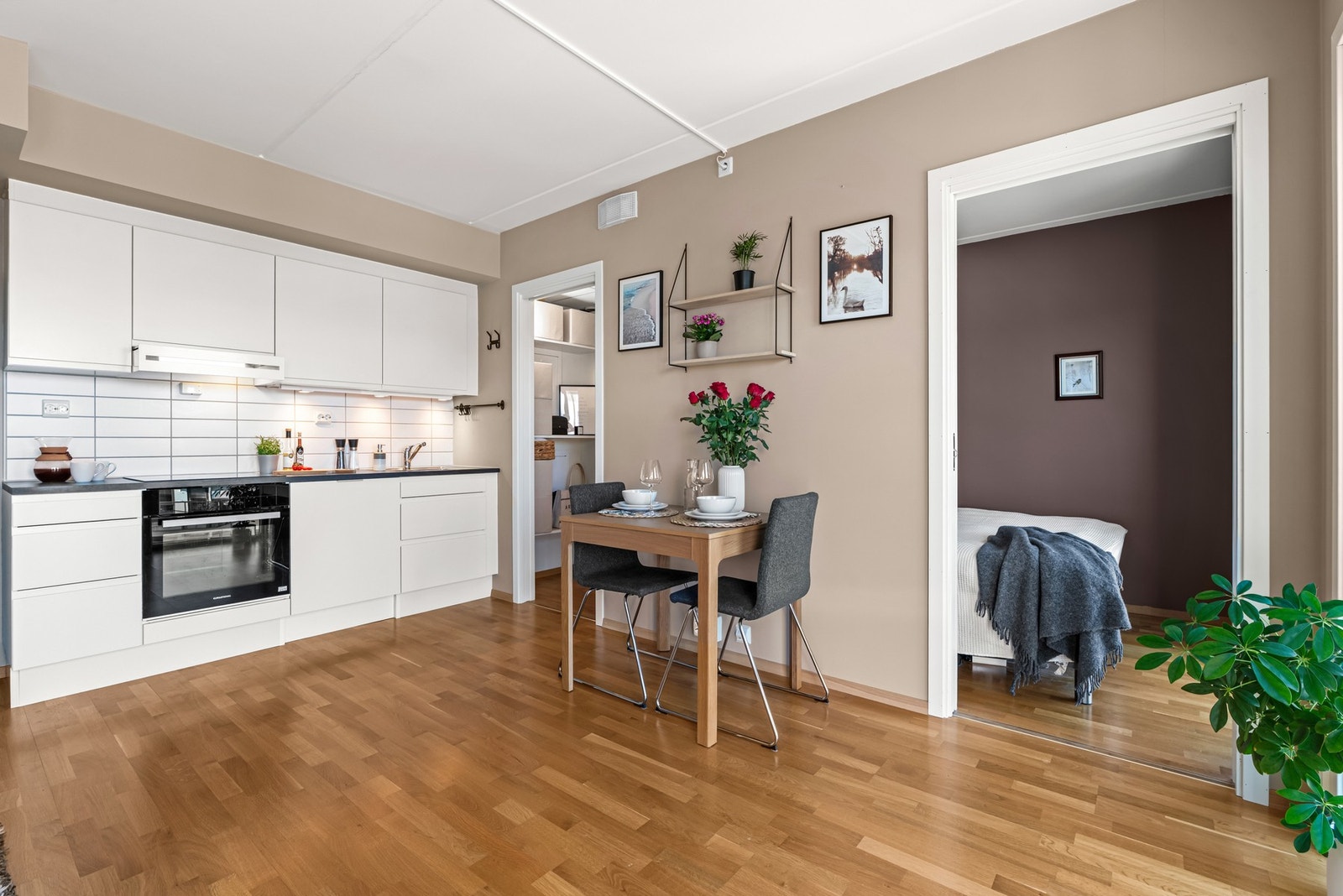 Fra kjøkkendelen er det adkomst til en praktisk innvendig bod. Galleribilde