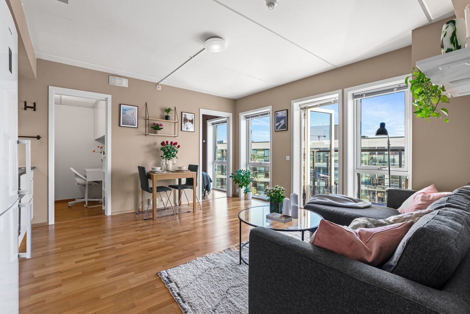 Leiligheten har gjennomgående parkett i alle rom som sørger for et helhetlig uttrykk. Galleribilde