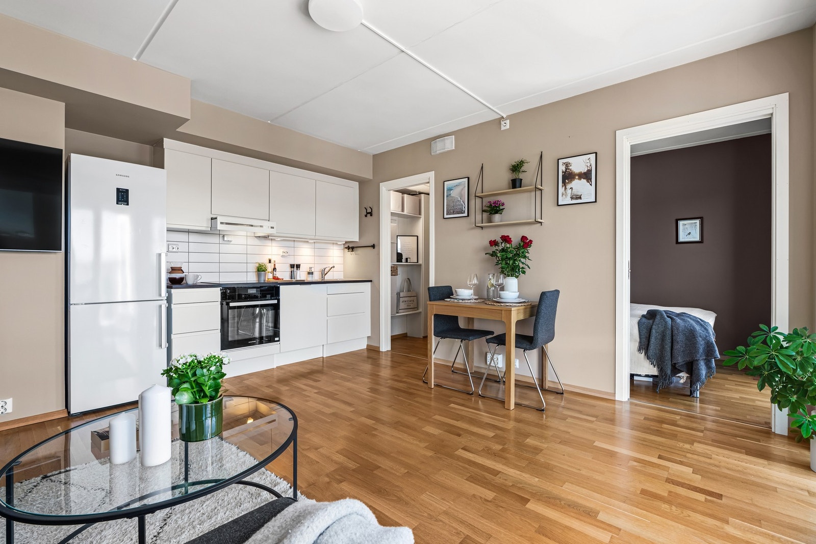 Det er oppvarmet med radiatorer, og har balansert ventilasjon. Galleribilde