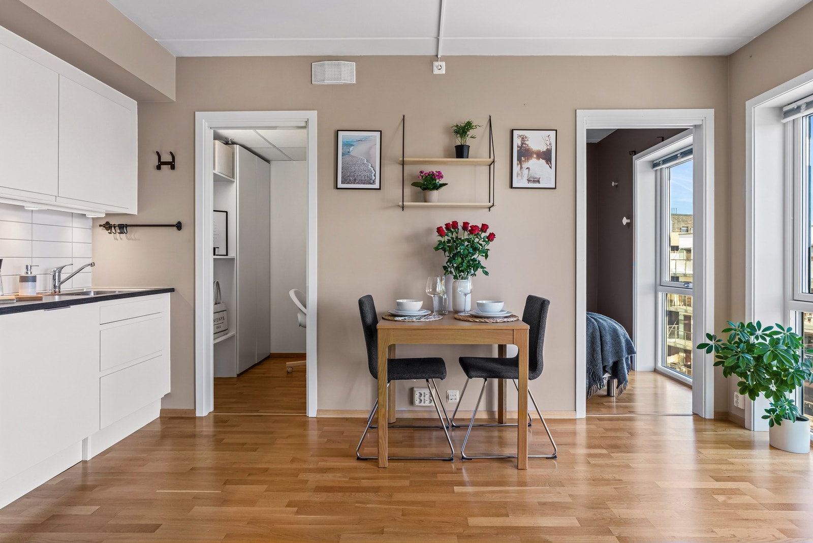 Hyggelig spisesone naturlig plassert med fin flyt mellom rommene. Galleribilde