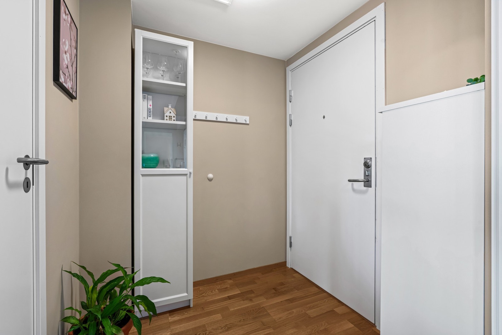 Her kan man enkelt ta av yttertøy og henge fra seg klær og sko. Galleribilde