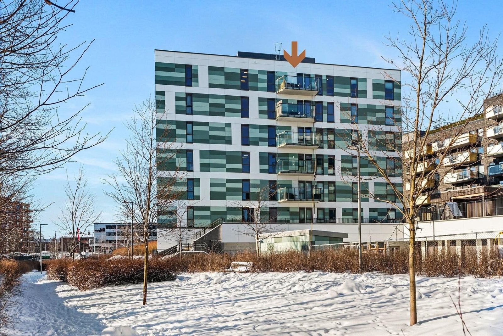 Leiligheten ligger i byggets toppetasje med flott utsyn. Galleribilde