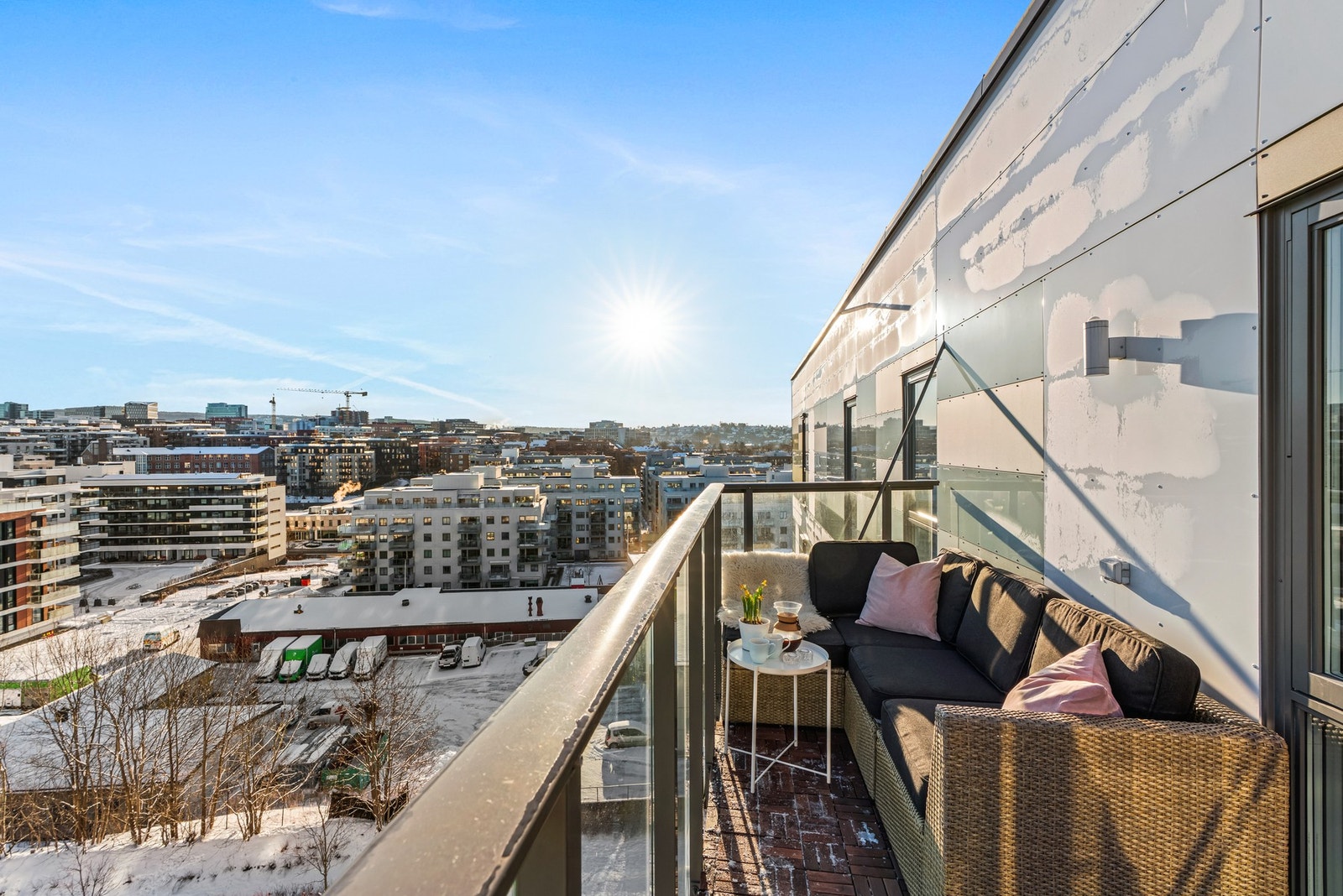 Perfekt for å nyte morgenkaffen eller sene sommerkvelder. Utendørs belysning og stikkontakt. Galleribilde