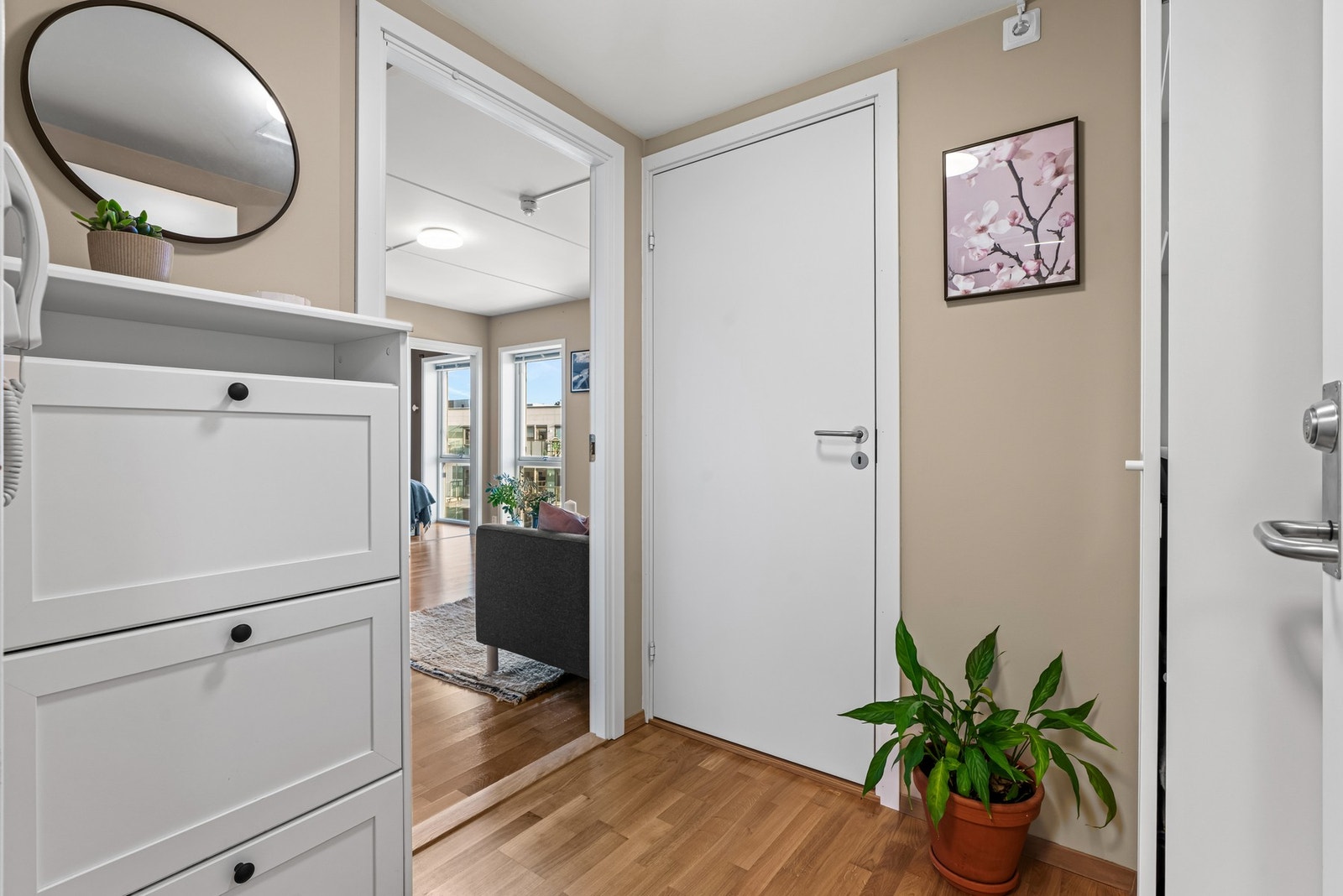 Lys og innbydende entrè med god plass til oppbevaring. Galleribilde