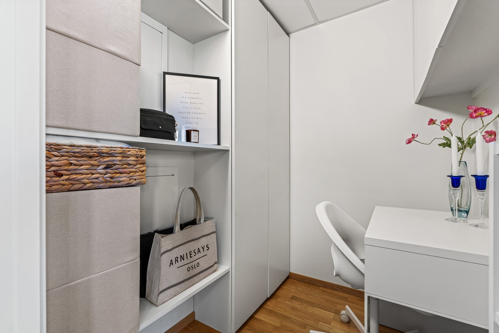 Praktisk og fleksibel bod som kan brukes som walk-in, hjemmekontor eller kombinere begge. Galleribilde