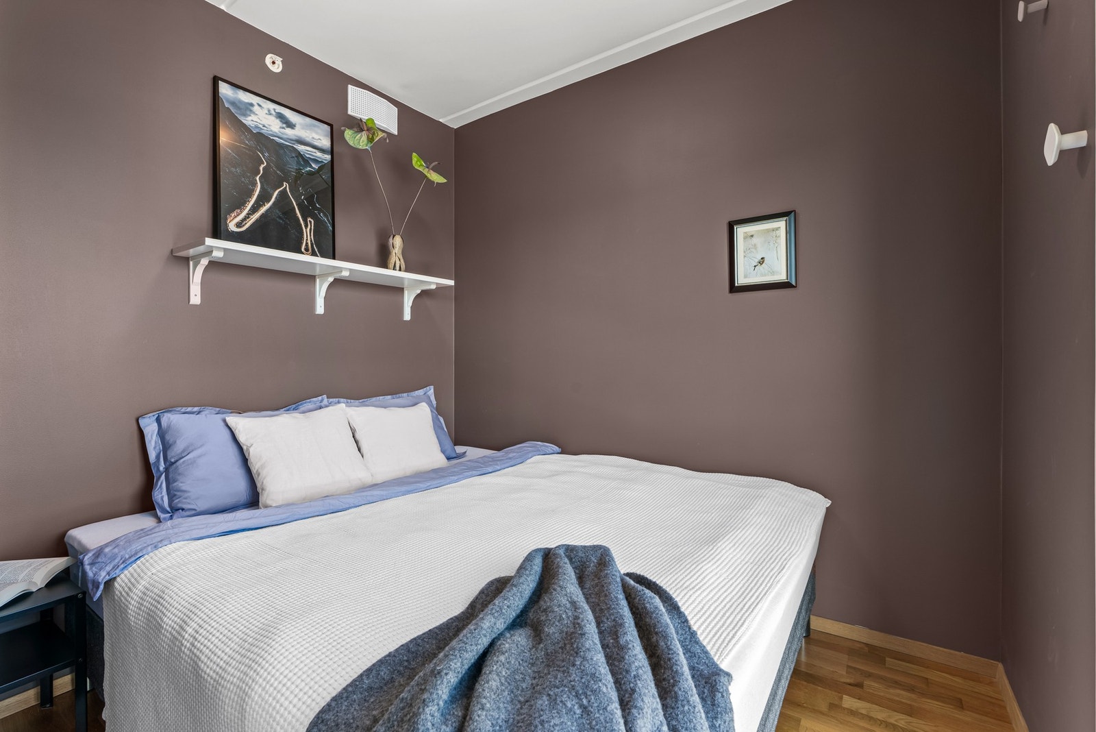 Soverommet har godt med lysinnslipp og plass til dobbeltseng og tilhørende nattbord. Galleribilde