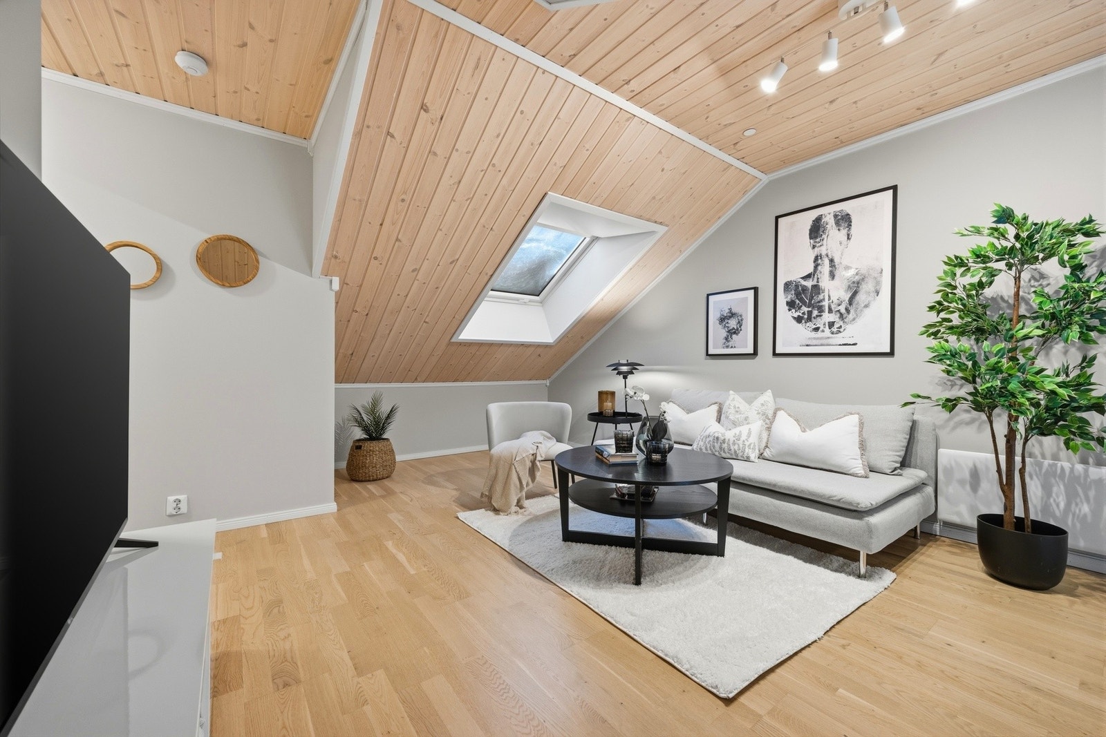 Lys og trivelig loftsstue med god plass til å innrede etter ønske Galleribilde