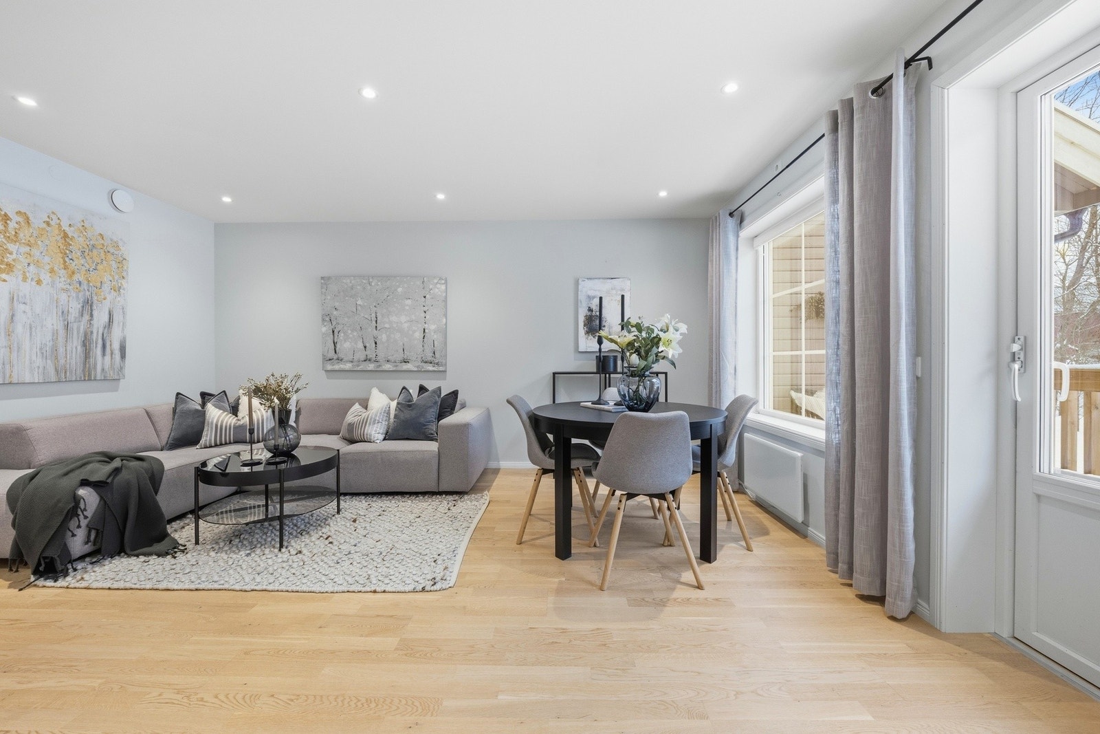 Det kommer inn godt med lys fra de store vindusflatene Galleribilde