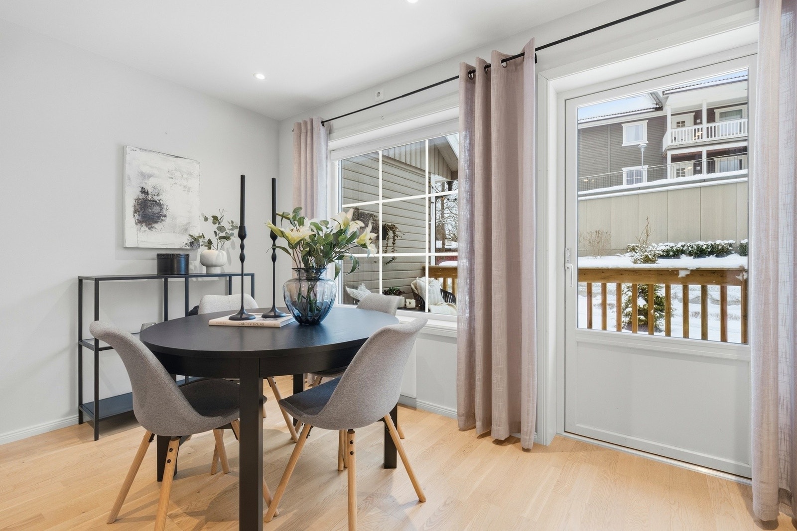 Fra stuen er det adkomst til boligens andre balkong Galleribilde