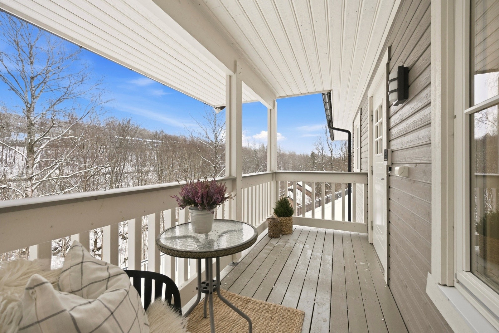 Hyggelig inngangsparti hvor man kan ha enkel møblering Galleribilde