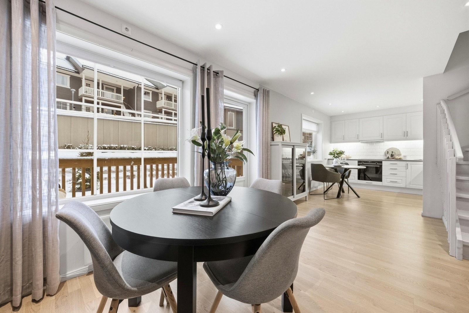 Stuen ligger i en åpen løsning mot kjøkkenet som gjør det til et sosialt rom å være i Galleribilde