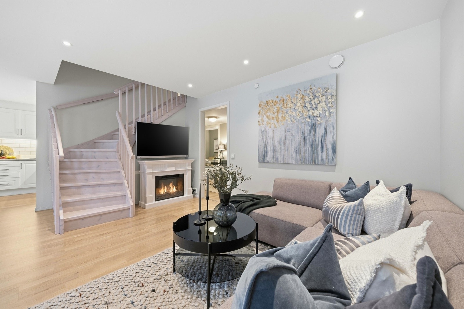 Inn i en lys og romslig stue Galleribilde