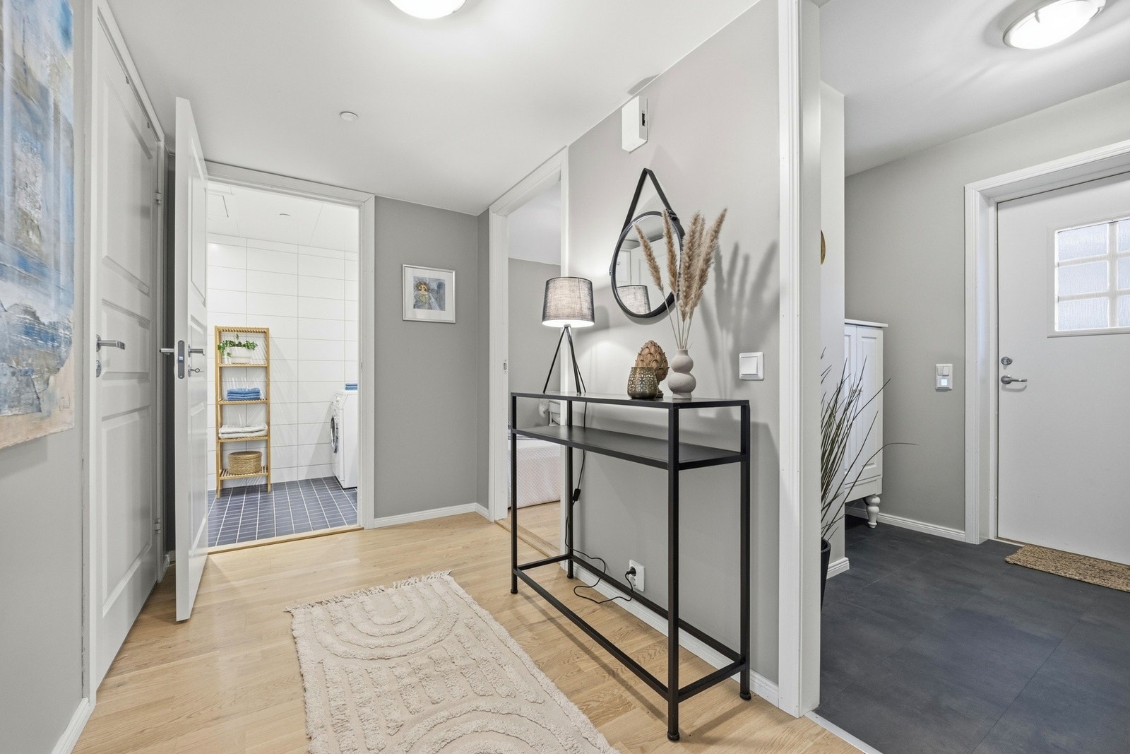 Fra gangen er det videre adkomst til bad og to soverom Galleribilde