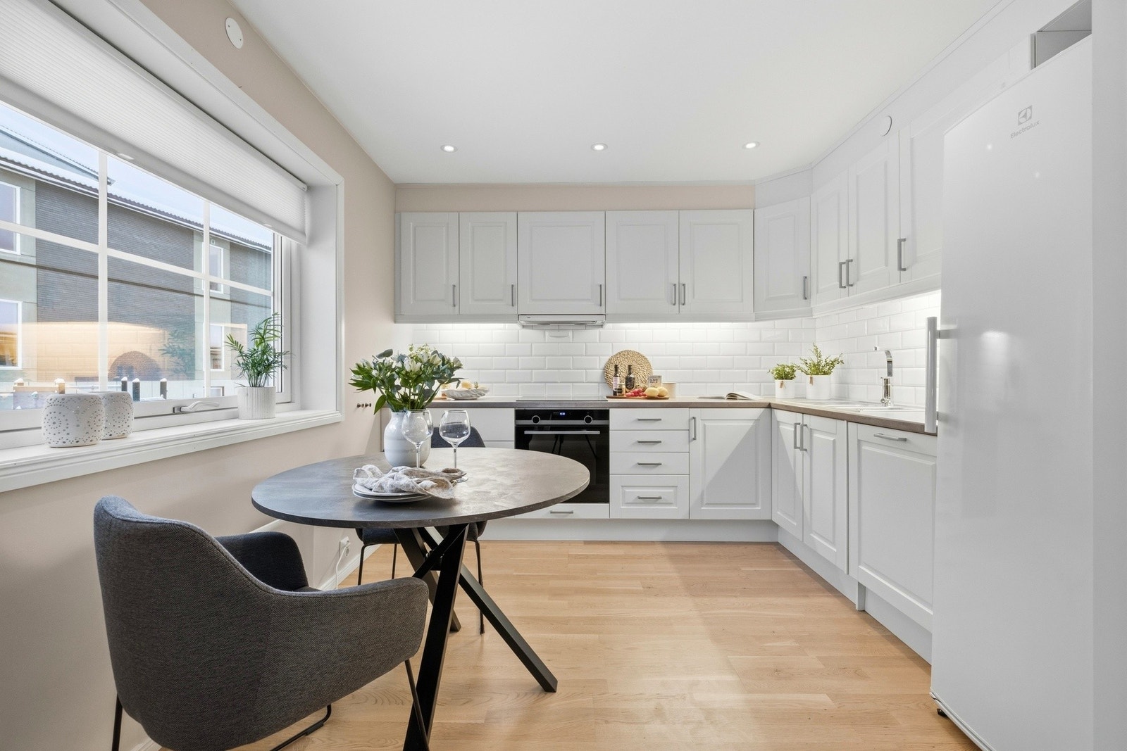 Kjøkkeninnredning med laminerte skrog og profilerte fronter Galleribilde