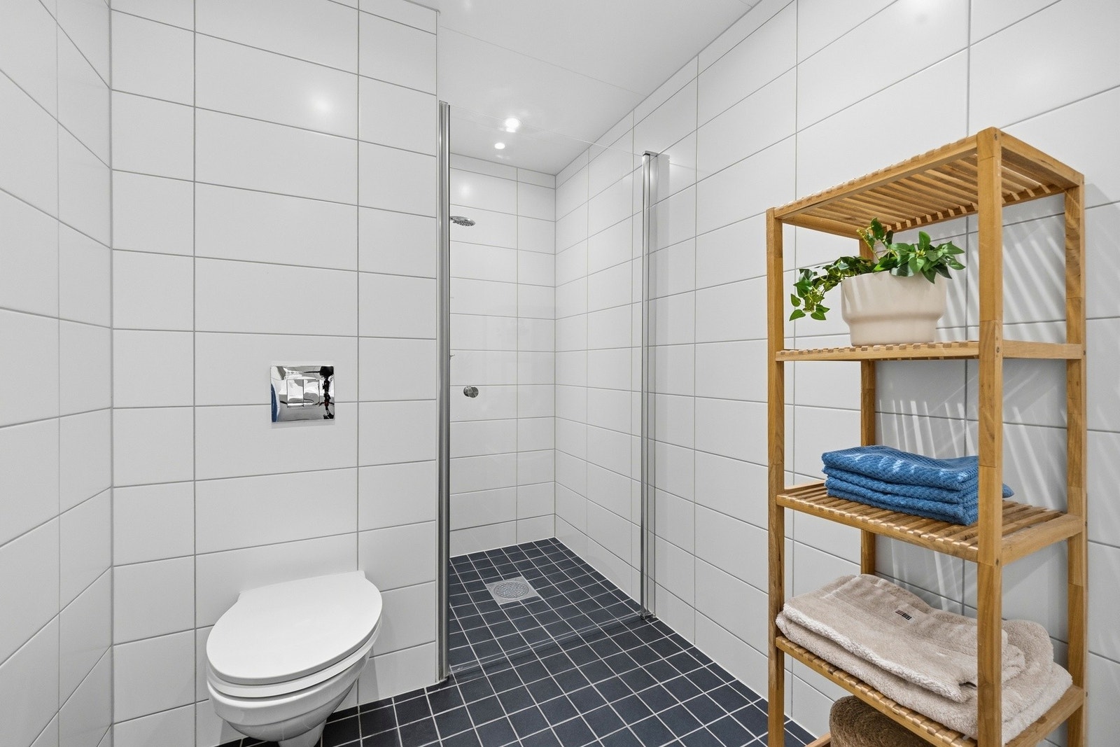 Stort flislagt bad med varmekabler i gulv Galleribilde