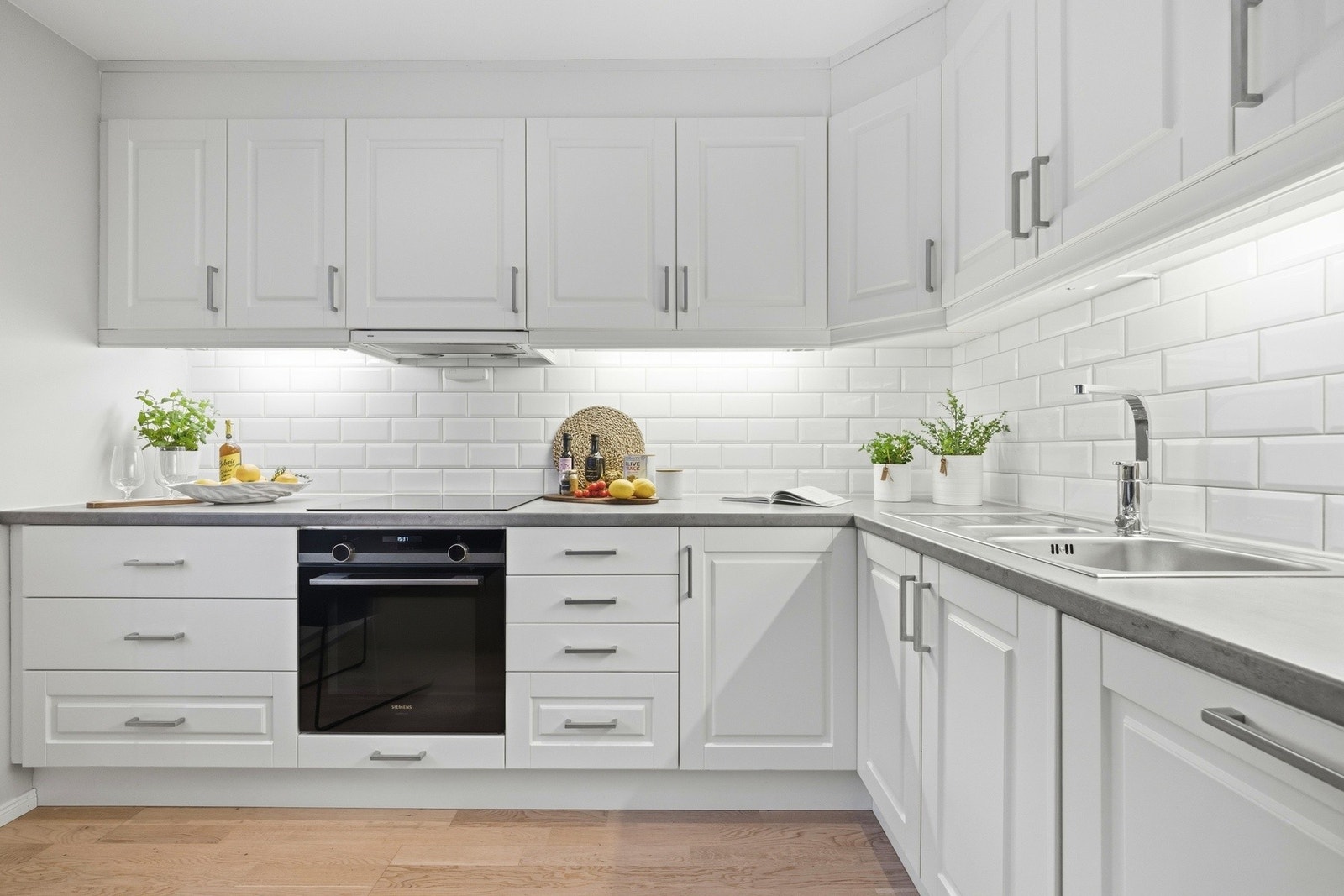 Det er godt med skap- og benkeplass som er med på å skape ett funksjonelt og arbeidsvennlig kjøkken Galleribilde