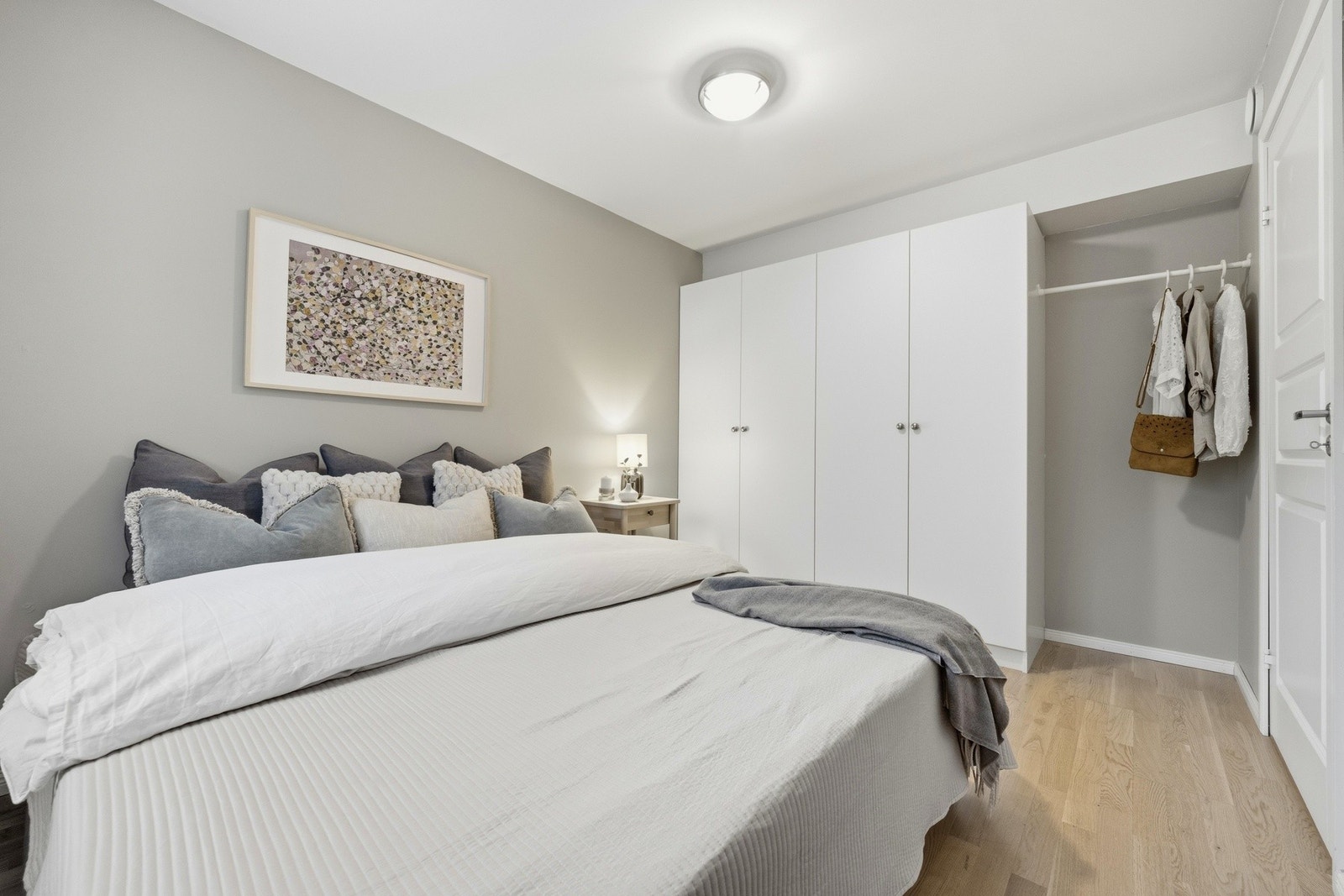 Det er en romslig garderobeløsning på rommet Galleribilde