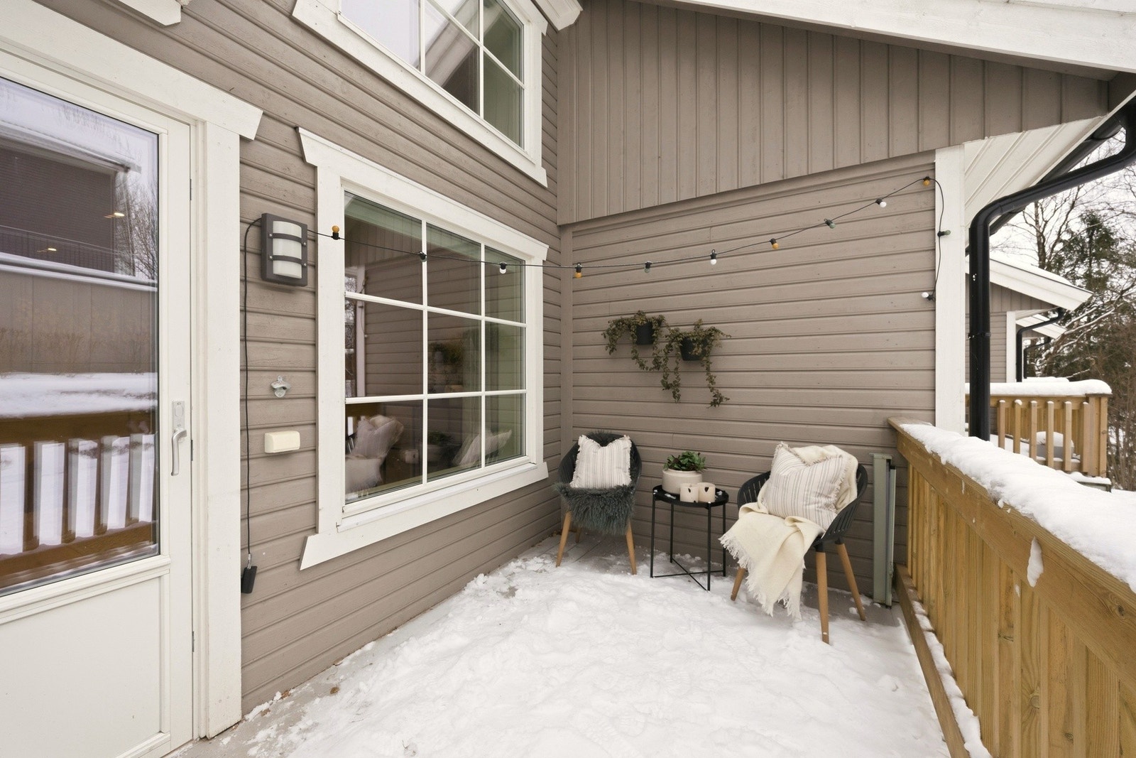 Balkongen er sydvestvendt med gode solforhold Galleribilde