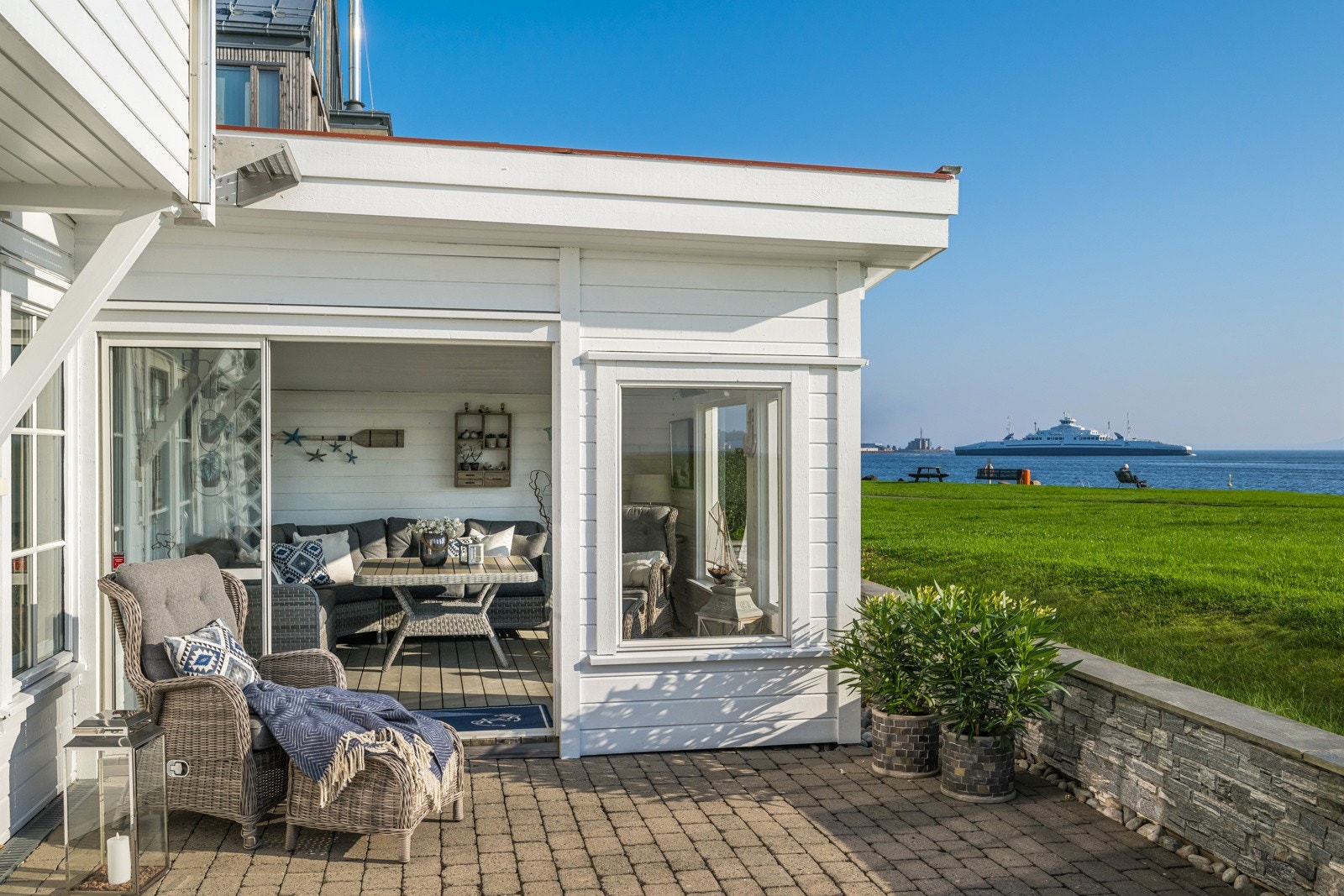 Hagestuen i sol med Bastø Fosen i bakkant Galleribilde