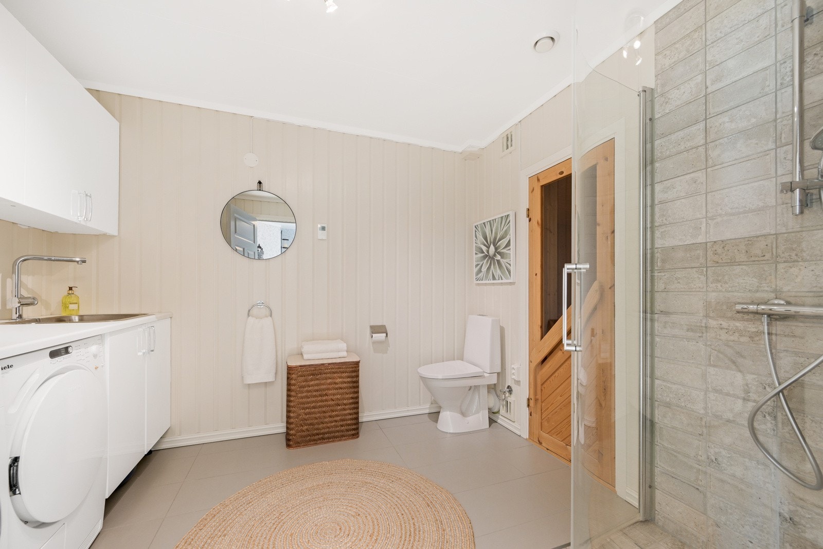 I denne etasjen finner vi også et kombinert og praktisk vaskerom/bad Galleribilde