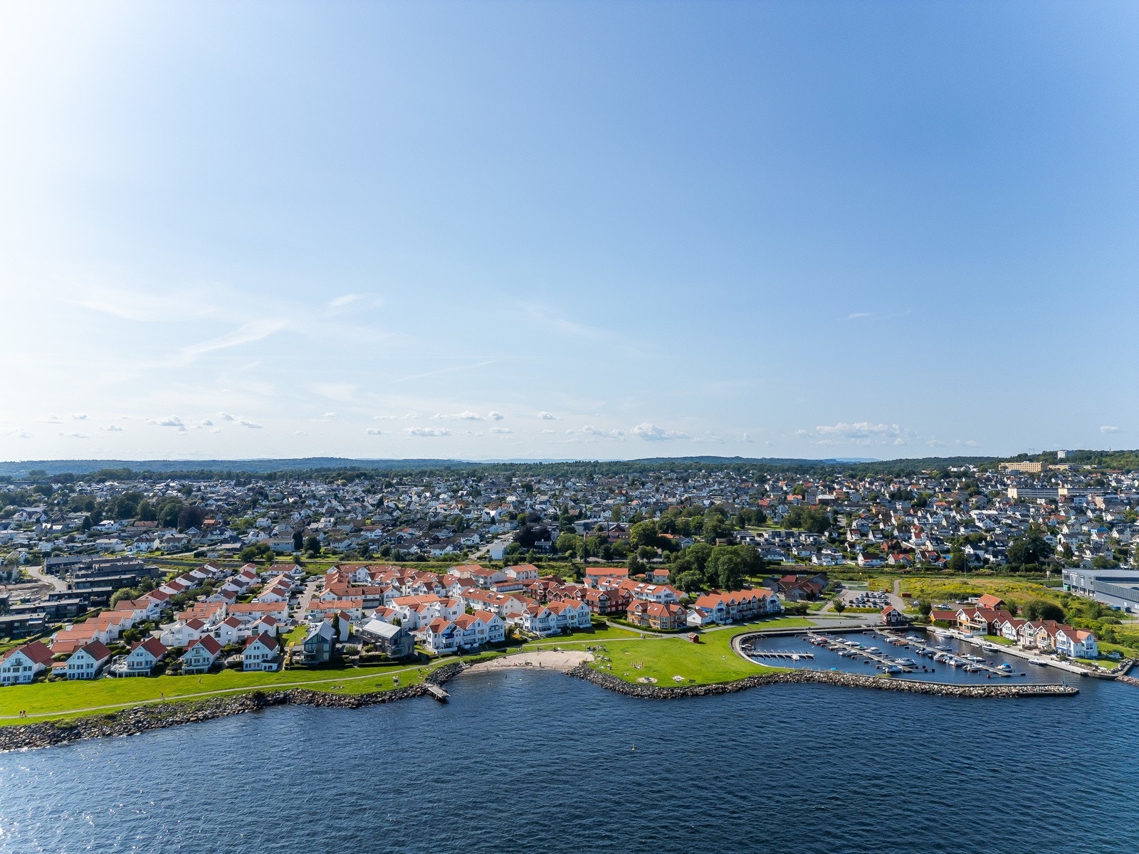 Sjelden anledning - en av de 5 frittliggende eneboligene i vannkanten i Strandparken Galleribilde